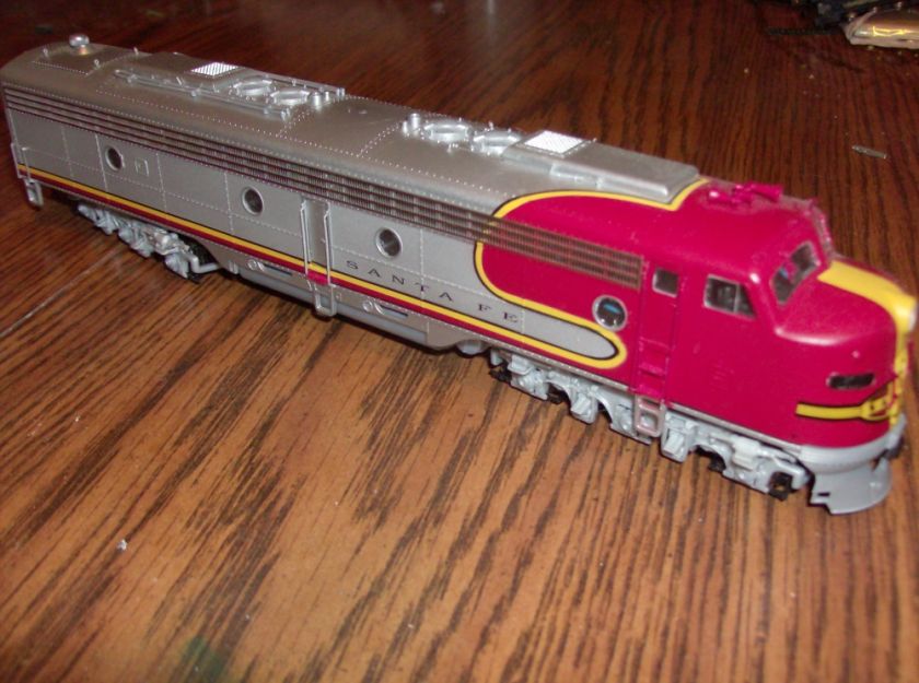   Proto 2000 HO Scale Santa Fe Warbonnet E8 E9 Diesel Locomotive  