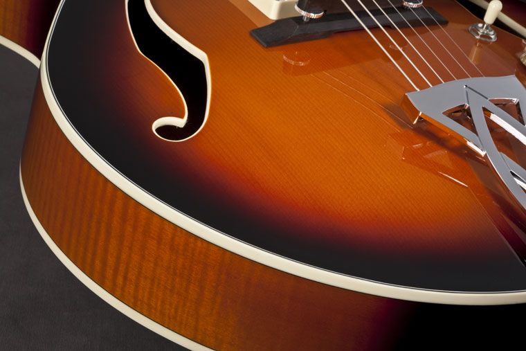 The sharp classic looks of AK80’s Spruce top and Flamed Maple back 
