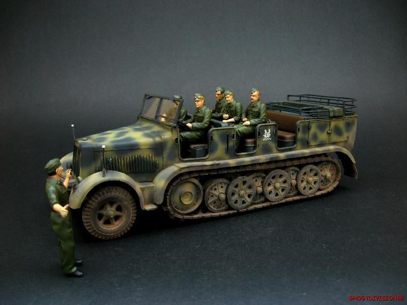 35 GHOSTDIV BUILT WWII GERMAN SD.KFZ.7 + 6 FIGURES  