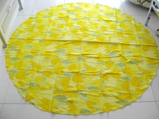   TULIP TABLE CLOTH & 4 NAPKINS SET VINTAGE 1960s 68 ROUND TABLE CLOTH